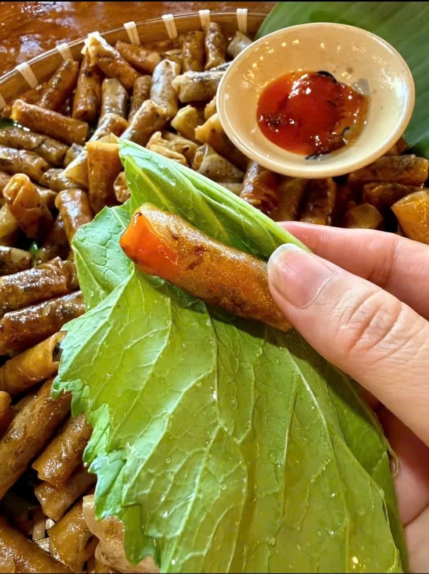 Ram giòn Bình Định cuốn rau sống với chén nước chấm - ảnh 1